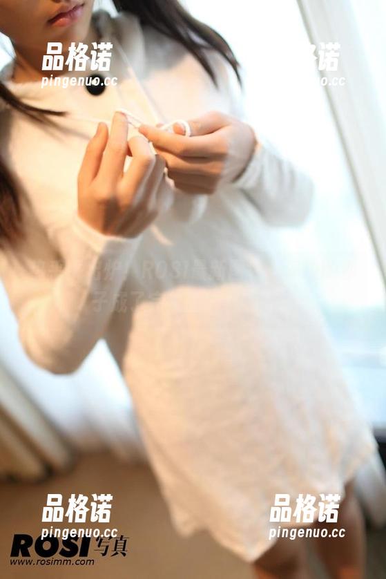 ROSI写真 热乎乎出炉!ROSI最新图包,海边的沙子成了完美的“装饰”。