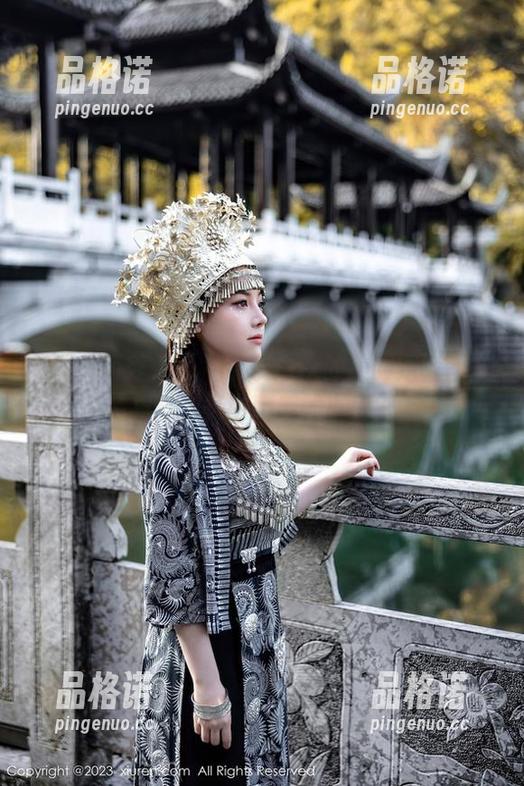 Xiuren秀人网-奈奈Fox Xiuren秀人网 - 奈奈Fox的美脚定制图集,裙摆微扬中藏着的小秘密。