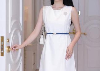 Xiuren秀人网 – 张美荧的皮衣——美图里的叛逆动作，壁纸才不怕冷！