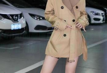 Xiuren秀人网 – 中国风与礼服交织，王馨瑶Yanni的原图让人欲罢不能；这组图集像在细雨里漫舞，吸引攒动。
