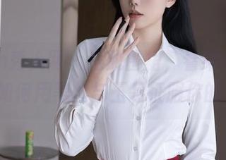 Xiuren秀人网 – 摆脱围裙，看绯月樱-Cherry如何用黑丝与玉足征服你的视线！