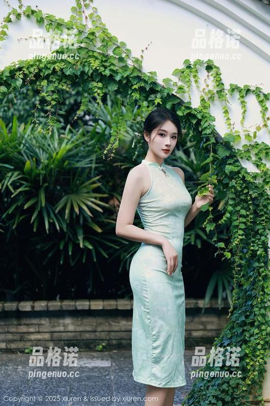 Xiuren秀人网 - 与泳池无关的兔子：麻吉小兔子高清原图，让我惊讶她居然还没被淹没在这可爱的水花里。