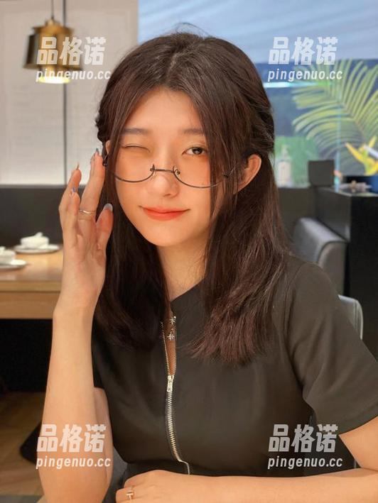 roroki骷髅姬端着酒杯，深情款款地拍摄酒吞和服图包？