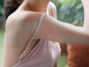 克拉女神 – 高清瑞莎，她的长腿完美地为照片增添了一点不一样的味道。