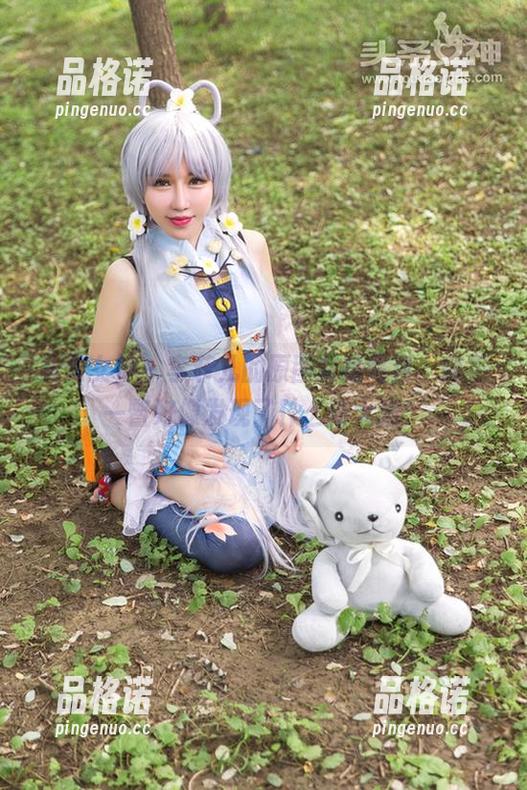 头条女神 - 李菲儿的原图紧身写真，随手一瞥好像发现了什么新大陆！