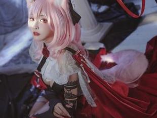 在宫本桜的户外私拍中，图集里的她似乎总在等什么，好奇心不期而至。