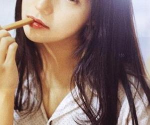 果团网 – 原图里的萌神妹妹：泳池边的澎湃与宁静