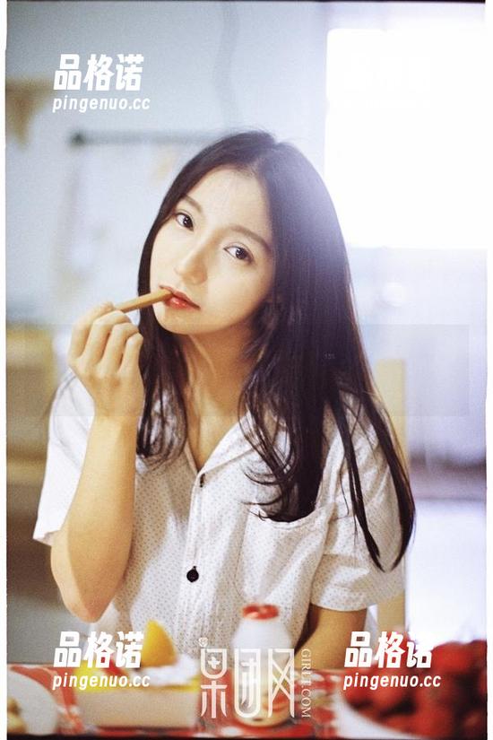 果团网 - 原图里的萌神妹妹：泳池边的澎湃与宁静