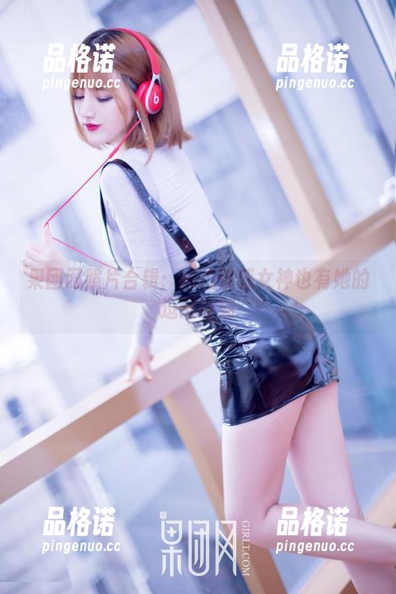 果团网照片合辑：这位性感女神也有她的逗逼时刻