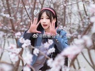桃墨公子的“秘书”写真套图，肢体语言都透着一丝含蓄的挑逗，果然不简单。
