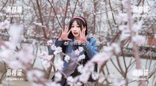 桃墨公子的“秘书”写真套图，肢体语言都透着一丝含蓄的挑逗，果然不简单。