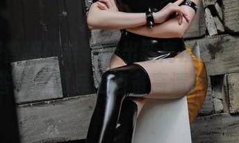 如何把普通的毛衣穿出新高度？瓜希酱给你答案，图库请自备高清护目镜。