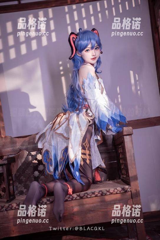 白莉爱吃巧克力 细数白莉爱吃巧克力COS深巷女仆的奇妙之处,开学季,又要开始了!