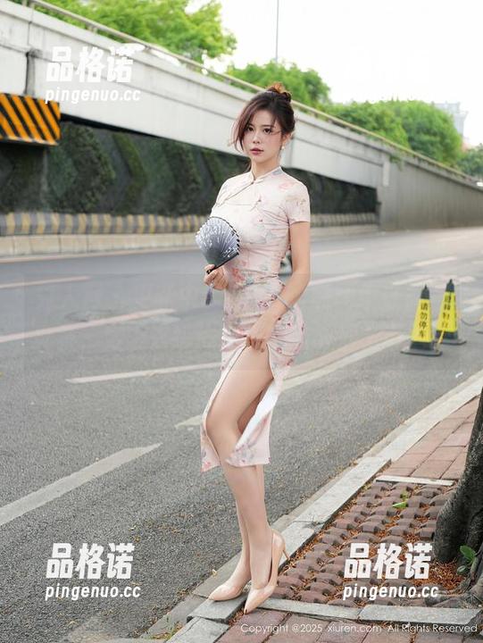 秀人网 - 更新中的Lovely璐璐牛仔裤写真集，穿上去也许我也能显得那么有型？