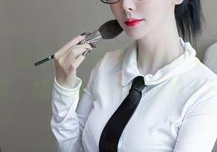 秀人网 – 偷偷分享菲儿beauty的黑丝图集，结果被小伙伴围观了！