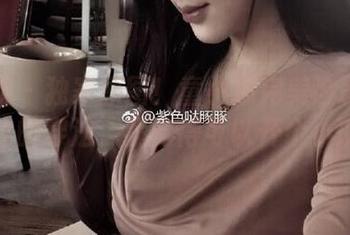微密圈 – 独家原图！童小芯完美诠释了吊带白丝的穿法，我觉得可以开个小班了。