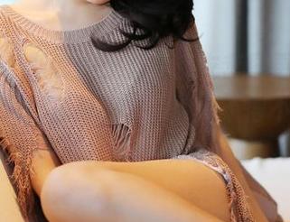 美媛馆 – 新到的王馨瑶皮衣套图更新，果然每一张都在撩我的眼球，不得不佩服她的搭配小技巧。