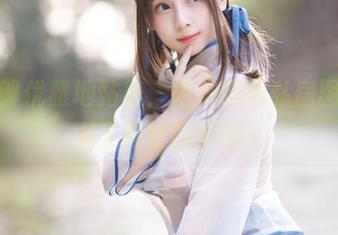 兔女郎优雅地站着，胡桃喵的私房图包充满了荷官的甜味！