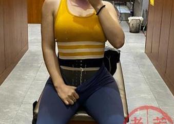 微密圈 – 原图：若若老师穿旗袍，这坐姿，真的让我在琢磨，她的情绪到底飘在什么地方。
