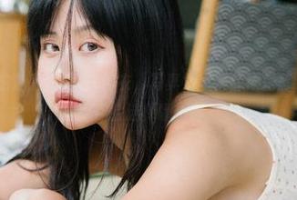 萌芽儿o0的加藤惠睡衣+内衣，写真集里是红还是蓝，这样的分享你会选择哪一面？