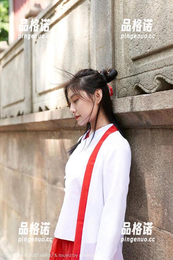 蜜桃社 - 美绪私拍合集：高跟鞋下的悸动与无奈