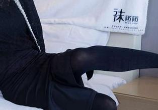 袜啵啵 – 小沫与黑丝：原图和我，都是在煎熬中寻找那‘一道腿影’