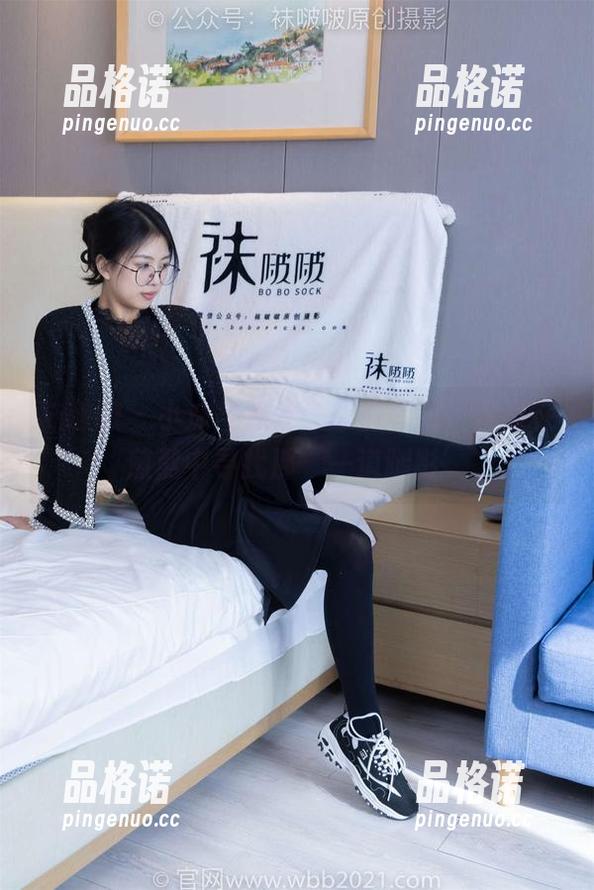 袜啵啵-小沫 袜啵啵 - 小沫与黑丝:原图和我,都是在煎熬中寻找那‘一道腿影’