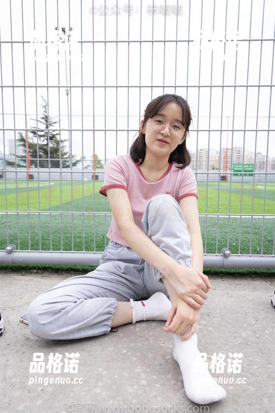 袜啵啵 - 苏苏的JK系列：一张图，一段想象，快来下载吧！