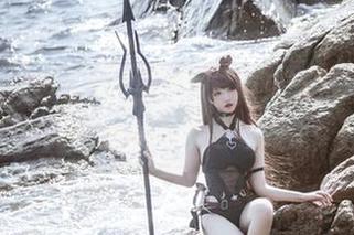 听说阿薰kaOri的全套写真里面是高跟鞋的疯狂演绎，趣味横生