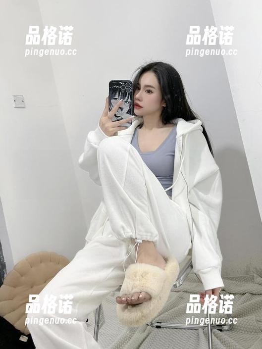 陈佩奇 微密圈 - 遇见陈佩奇全套白色吊带丝,原图好像在捉弄我的思绪呢…