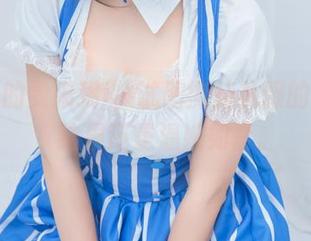 图包里的雯粥粥i，试图撕掉礼服的乖乖皮，结果还是温婉如昔。