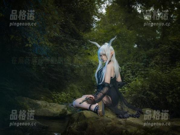 在麻花麻花酱的职业装中，高清与美图交融成一种奇特的暖意